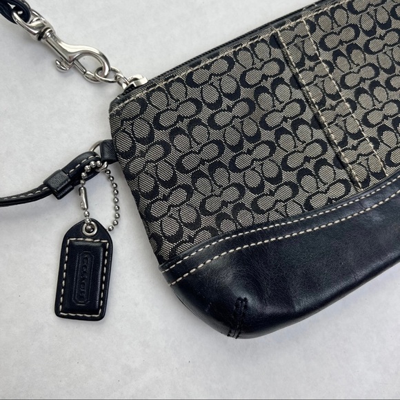 ⭐️SALE⭐️ Coach Monogram Wristlet 2000s y2k - Picture 3 of 4